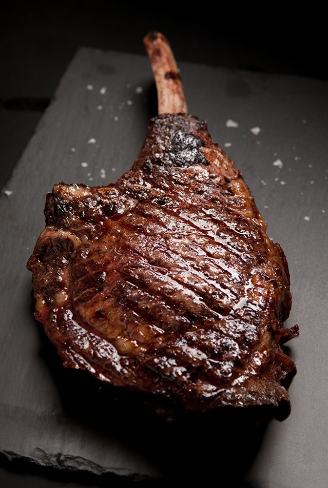 Tomahawk Steak mit knuspriger Kruste.