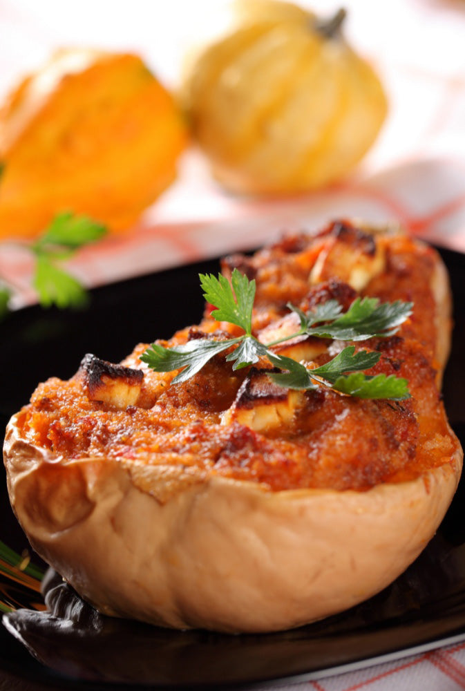 Gegrillter Butternut Kürbis gefüllt mit Hackfleisch und Feta Gegrillter Butternut Kürbis gefüllt mit Hackfleisch und Feta