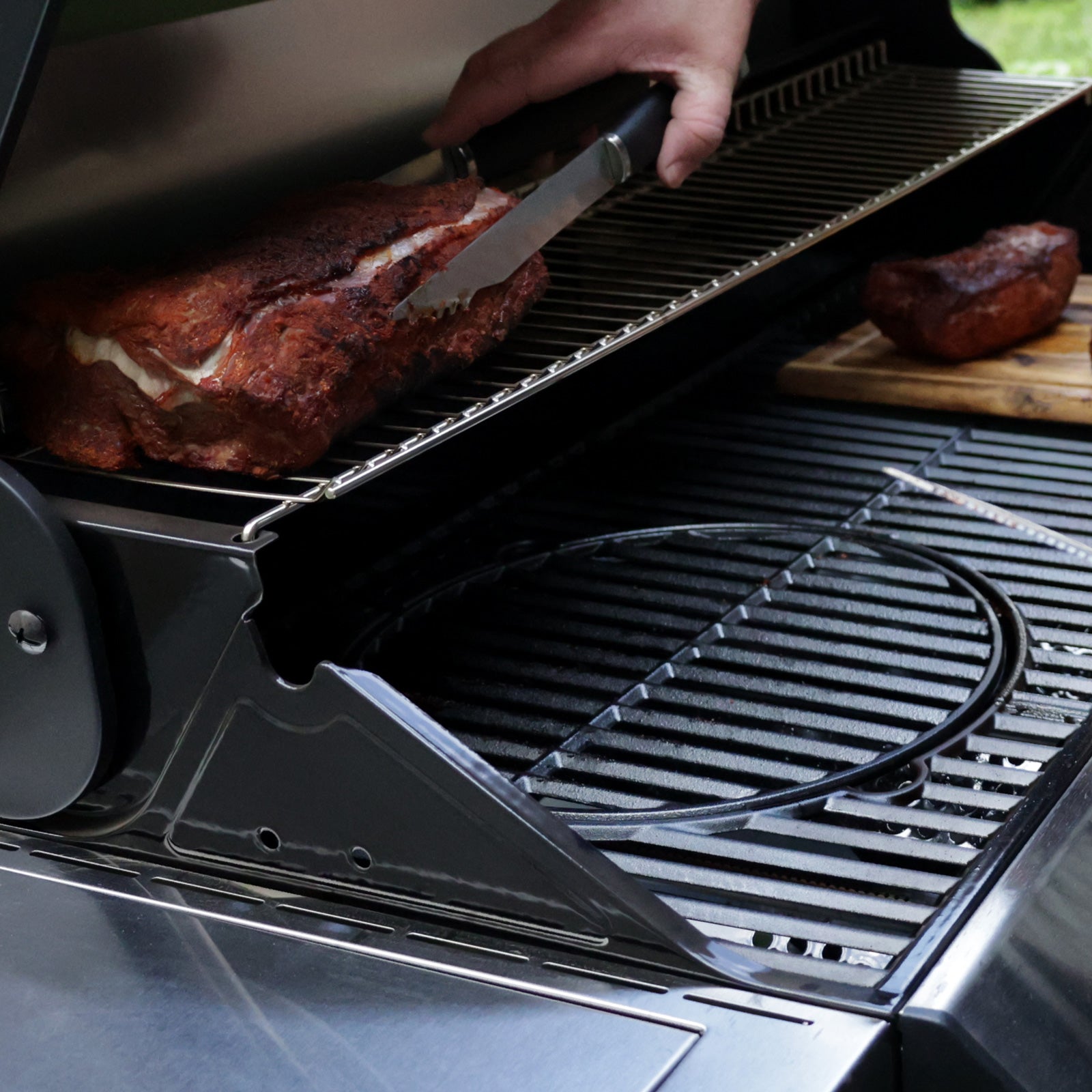 FLEX Grillrost auf einem Grill auf dem ein Steak gebraten wird
