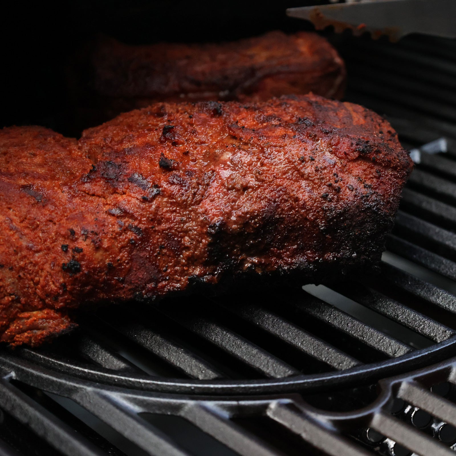 Nahaufnahme eines knusprig gebratenen Steaks auf dem FLEX Grillrost