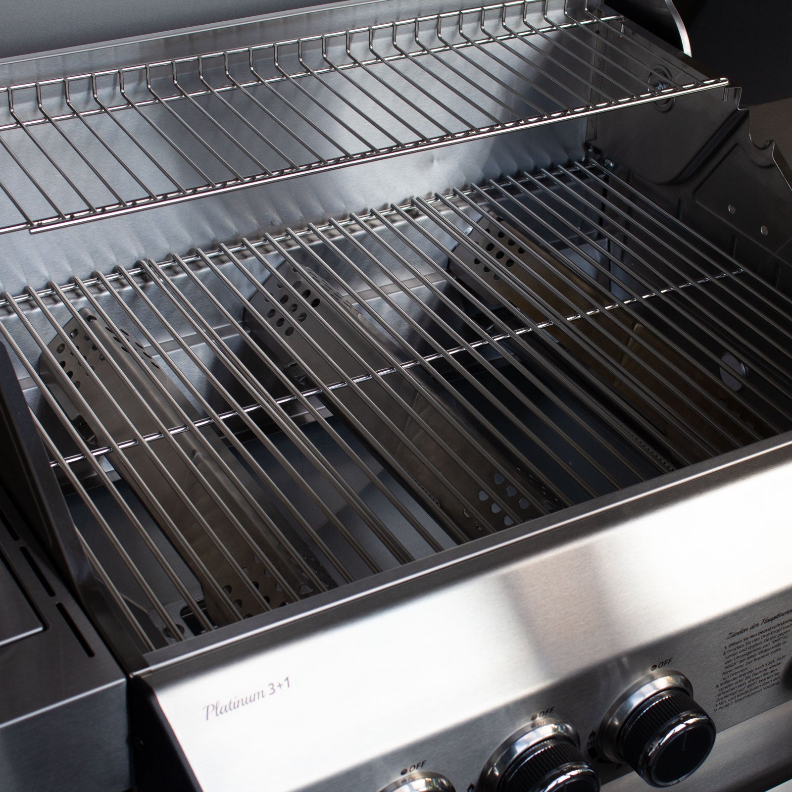 Nahaufnahme des Garraums des TAINO PLATINUM 3+1 Gasgrill mit Edelstahlrost