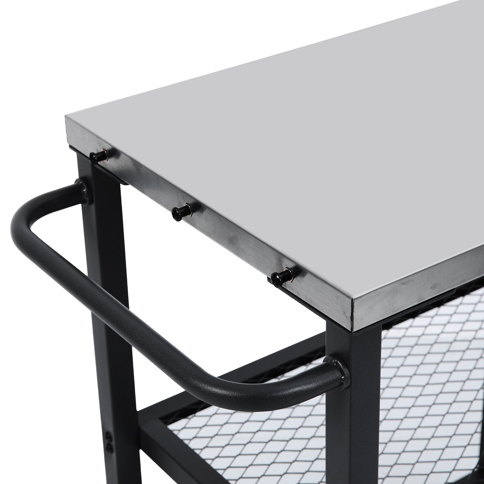 Schwarzer Metallgriff an einer Ecke des Grillwagens mit Metall-Oberfläche und Gitterablage darunter