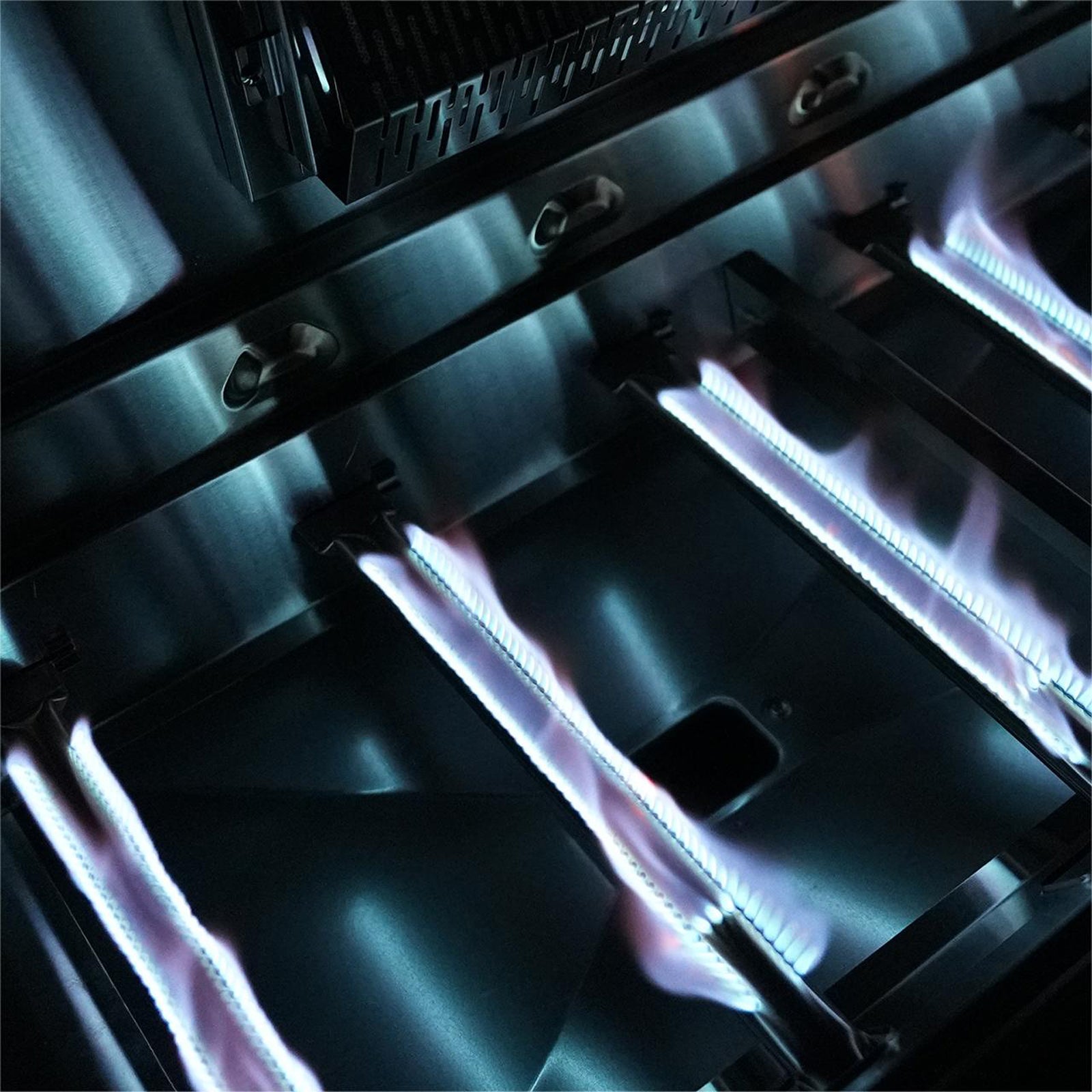 TAINO PLATINUM YAMARA DARK 4+2 Gas Grill 4-Brenner - Detail Hauptbrenner Flammen