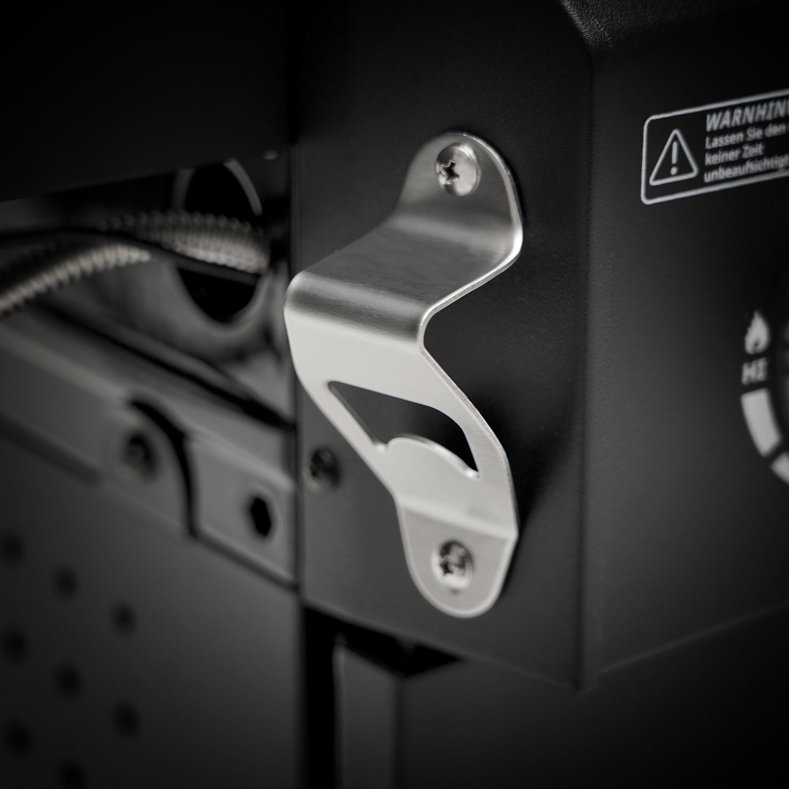 TAINO PLATINUM YAMARA DARK 4+2 Gas Grill 4-Brenner - Detail Flaschenöffner