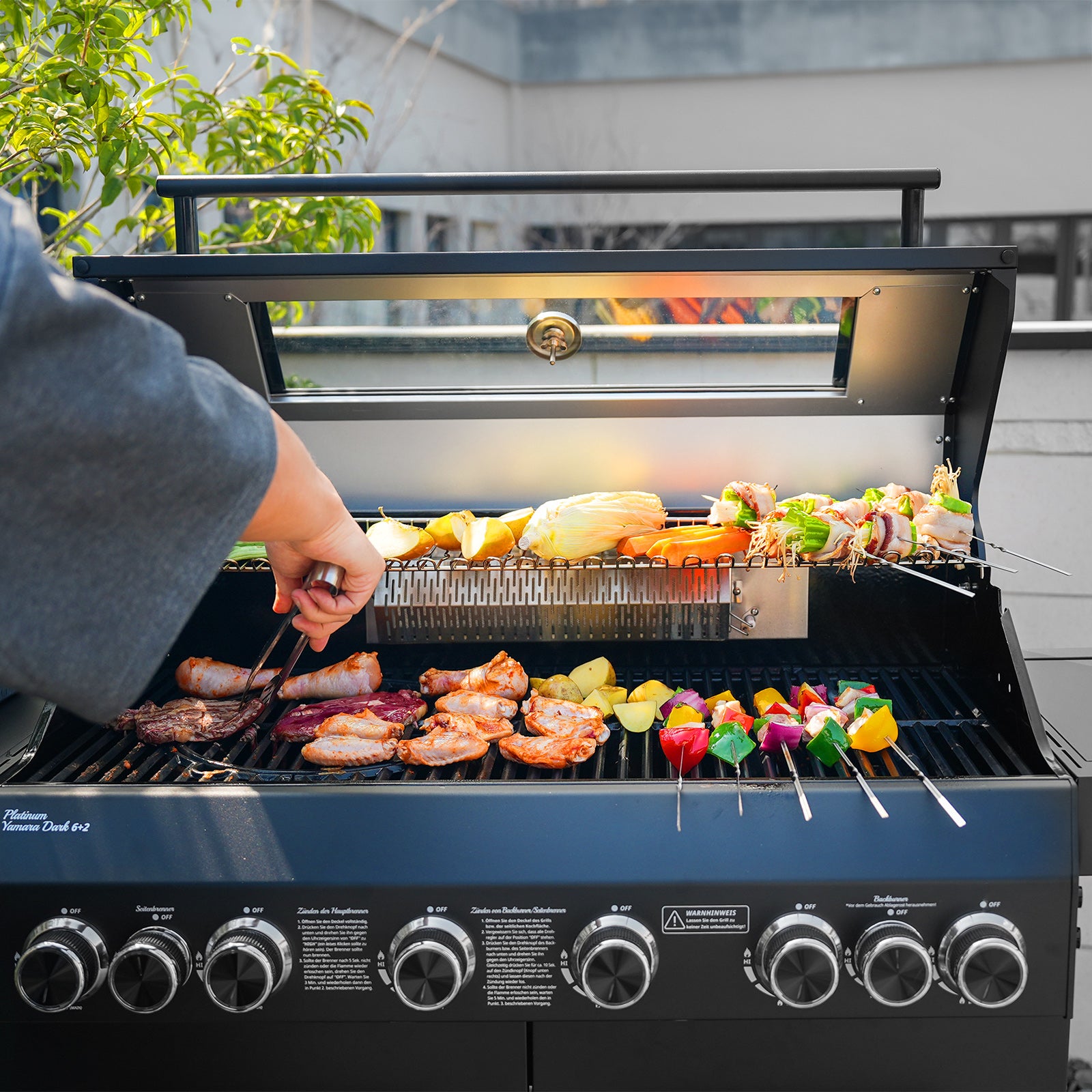 TAINO PLATINUM YAMARA DARK 6+2 Gas Grill 6-Brenner mit Grillgut auf dem Rost