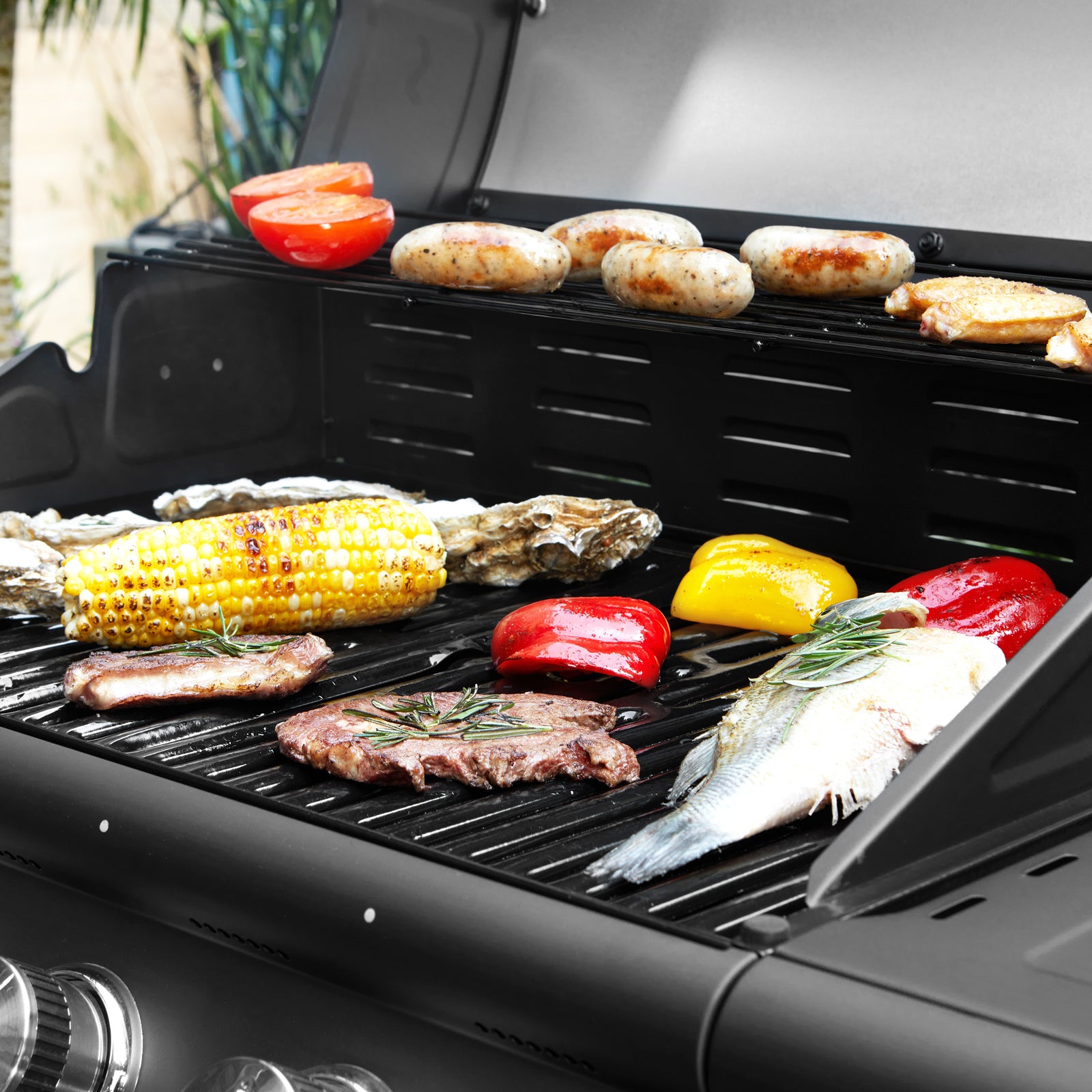 TAINO Red 4+1 - 4-Brenner Gasgrill mit Kochplatte - Detailbild Garraum mit Grillgut