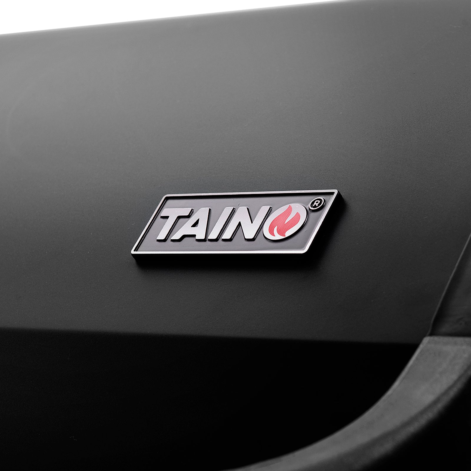 TAINO Red 6+1 - 6-Brenner Gasgrill mit Kochplatte - Detailansicht Logo