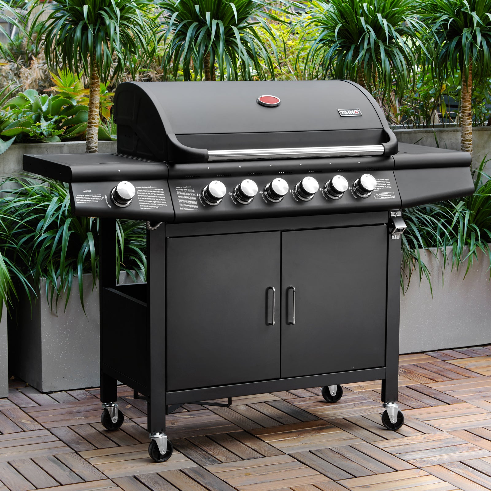 TAINO Red 6+1 - 6-Brenner Gasgrill mit Kochplatte - Ambientebild auf Terrasse