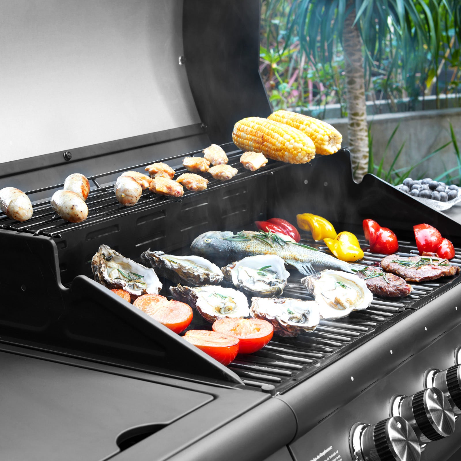 TAINO Red 6+1 - 6-Brenner Gasgrill mit Grillgut auf dem Grills
