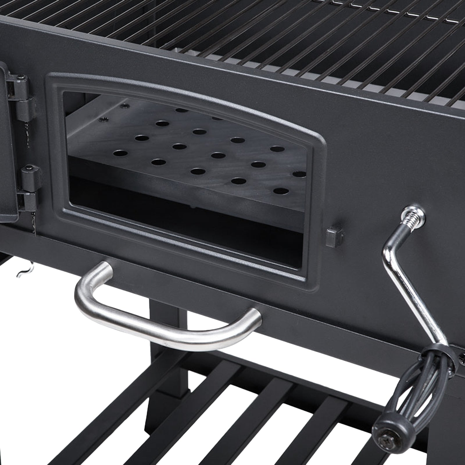 Nahansicht Kohlenklappe mit Kurbel zum verstellen des Kohlerosts