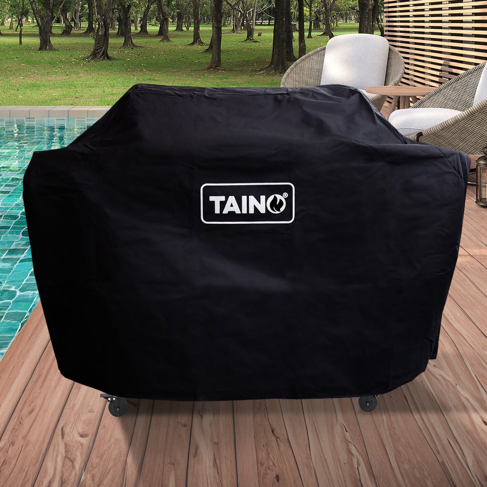 TAINO Grill steht auf einer sonnigen Poolterrasse von der wetterfesten Abdeckhaube abgedeckt