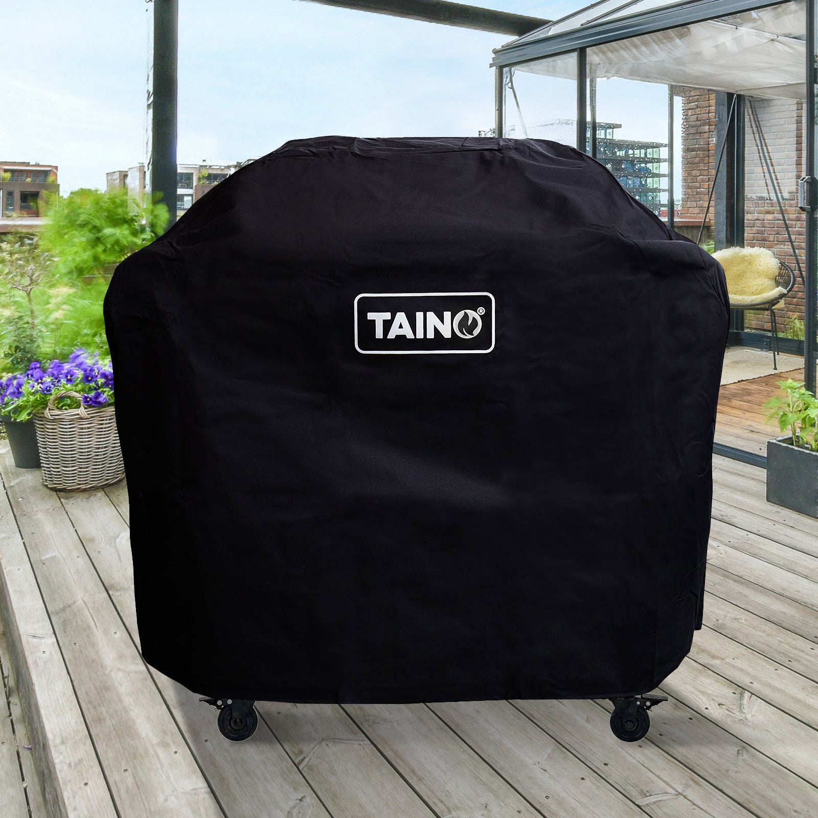 TAINO PLATINUM YAMARA DARK 4+2 steht von der Abdeckhaube geschützt auf einer Terrasse