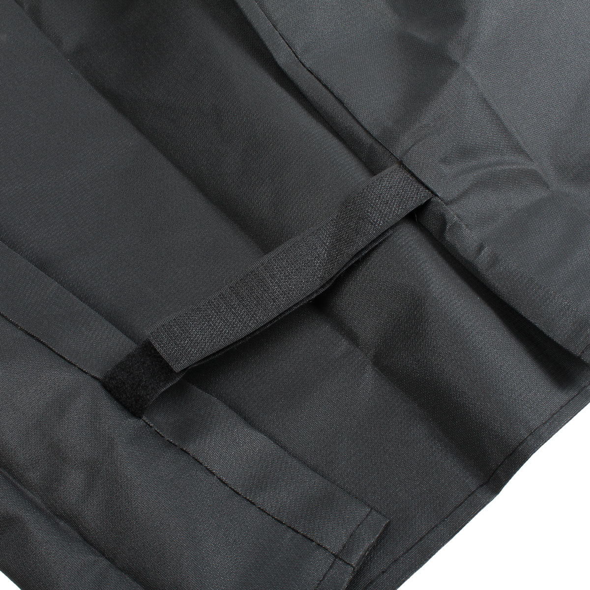 Klettverschluss an der Abdeckhaube zum festen Verschließen