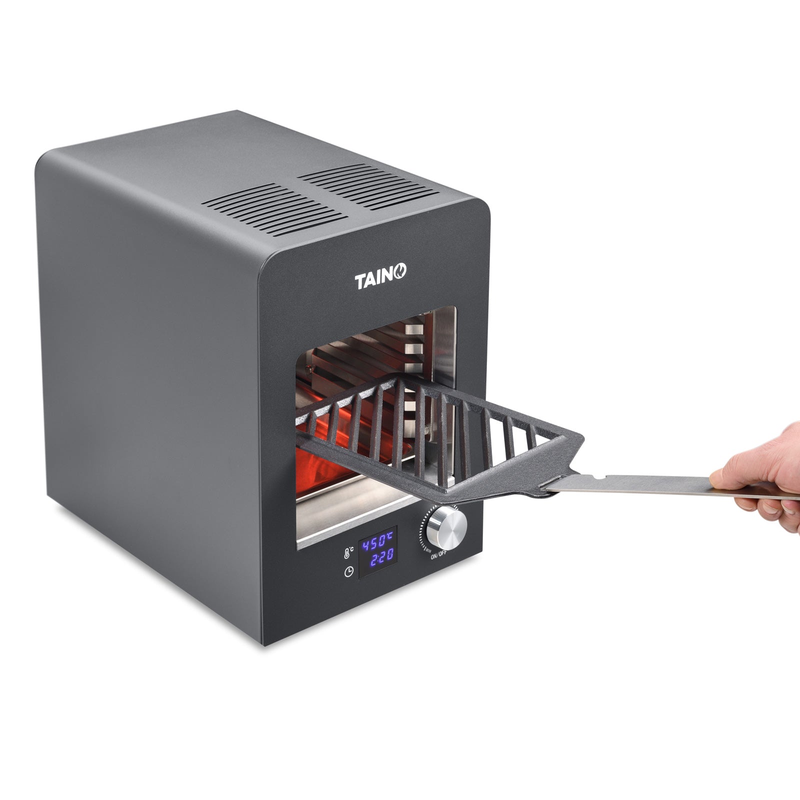 Oberhitzegrill der Marke TAINO mit digitaler Anzeige und herausnehmbarem Grillrost, Hand hält Griff