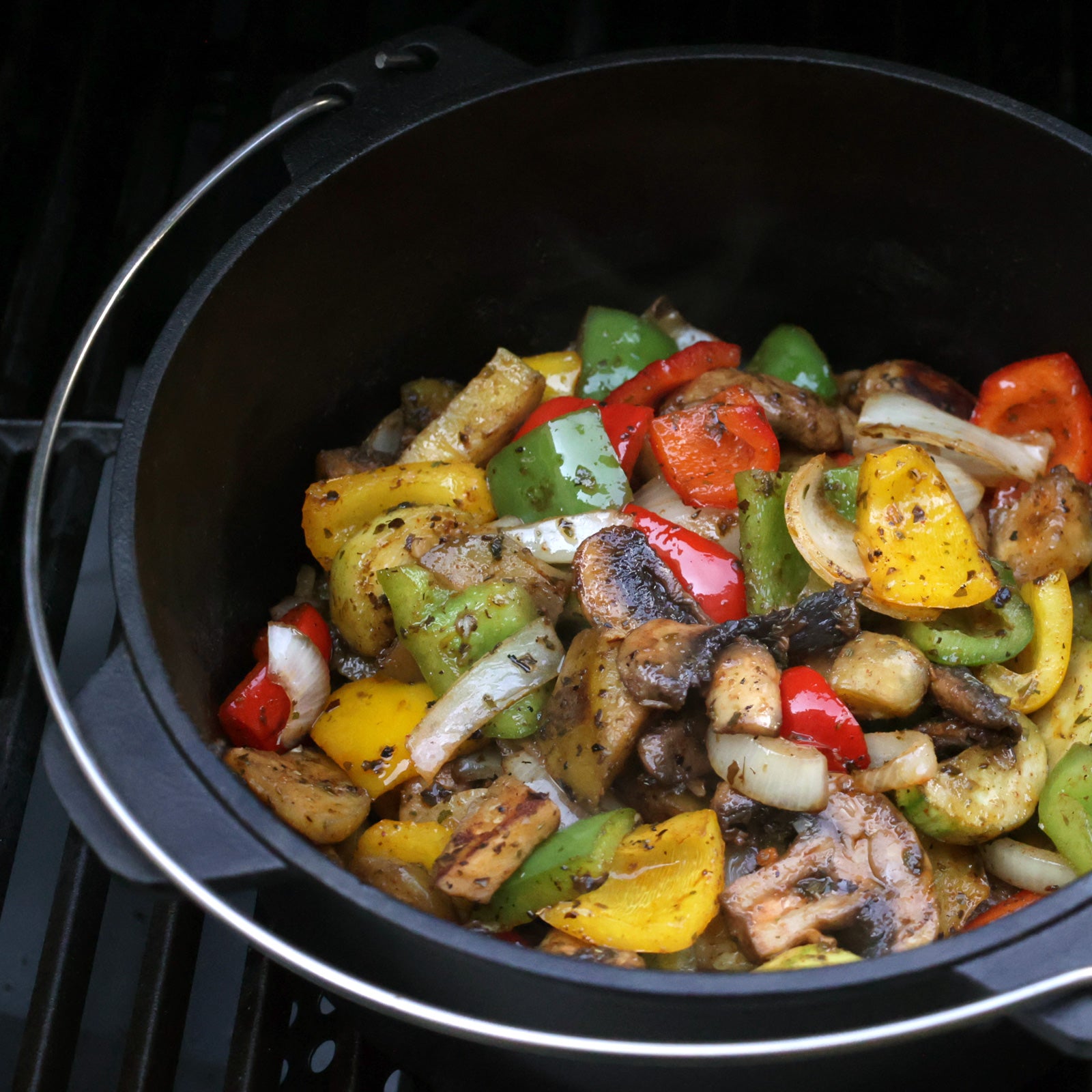 leckeres Schmorgemüse wird im TAINO Dutch Oven auf dem Grill zubereitet