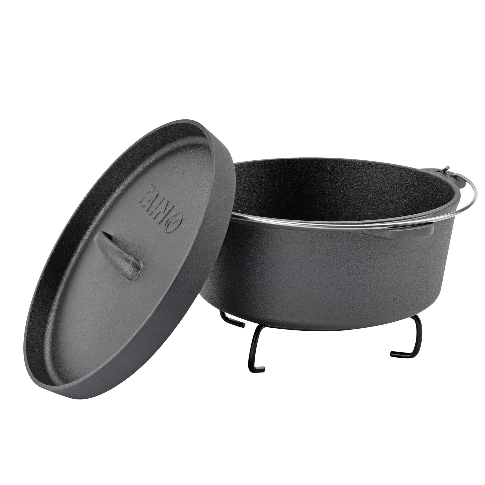 Der Dutch Oven aus Gusseisen steht auf dem Topfständer mit dem Deckel daneben angelehnt