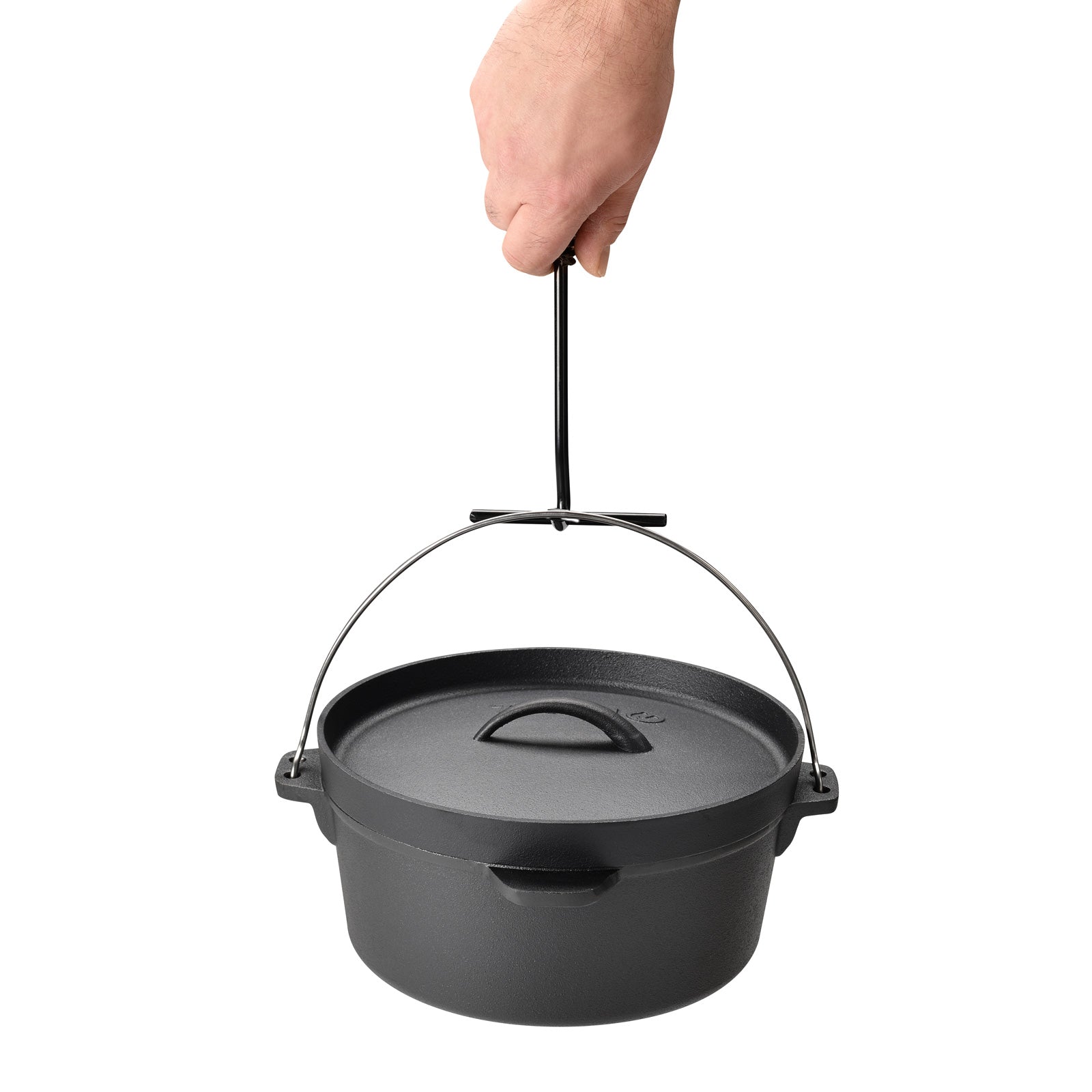 Eine Hand hält den Dutch Oven am Deckelheber