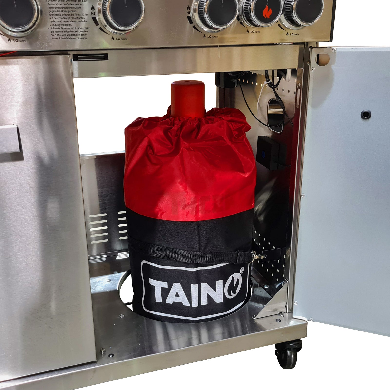 Rote und schwarze TAINO-Gasflaschenabdeckhaube in einem offenen Edelstahl-Gasgrillfach