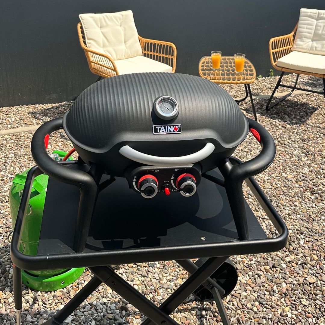 TAINO KENAI Gas Tischgrill - Ambientebild mit Grillwagen