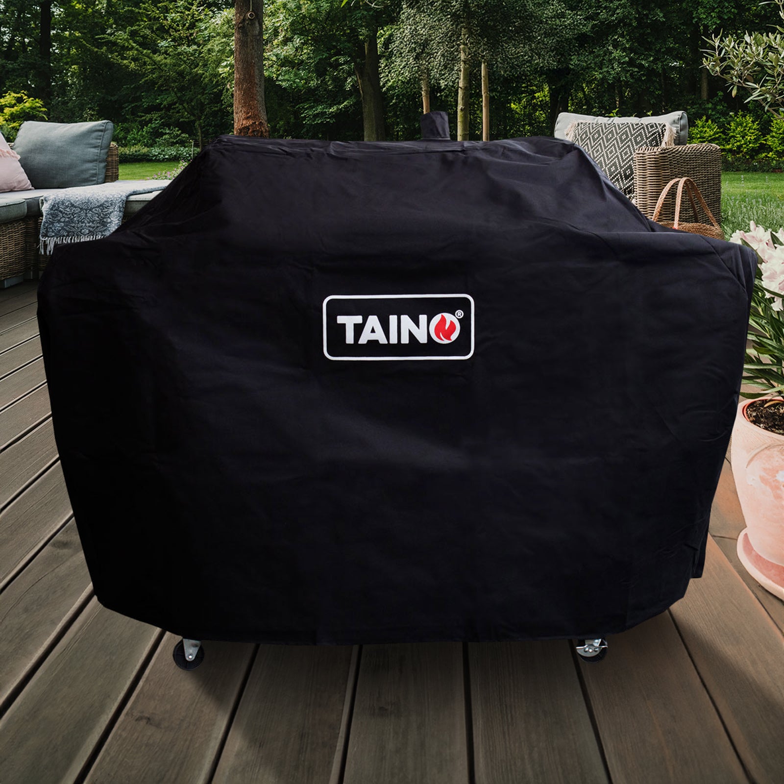 Der TAINO HERO DUO Grill steht abgedeckt mit der Abdeckhaube auf einer Terrasse