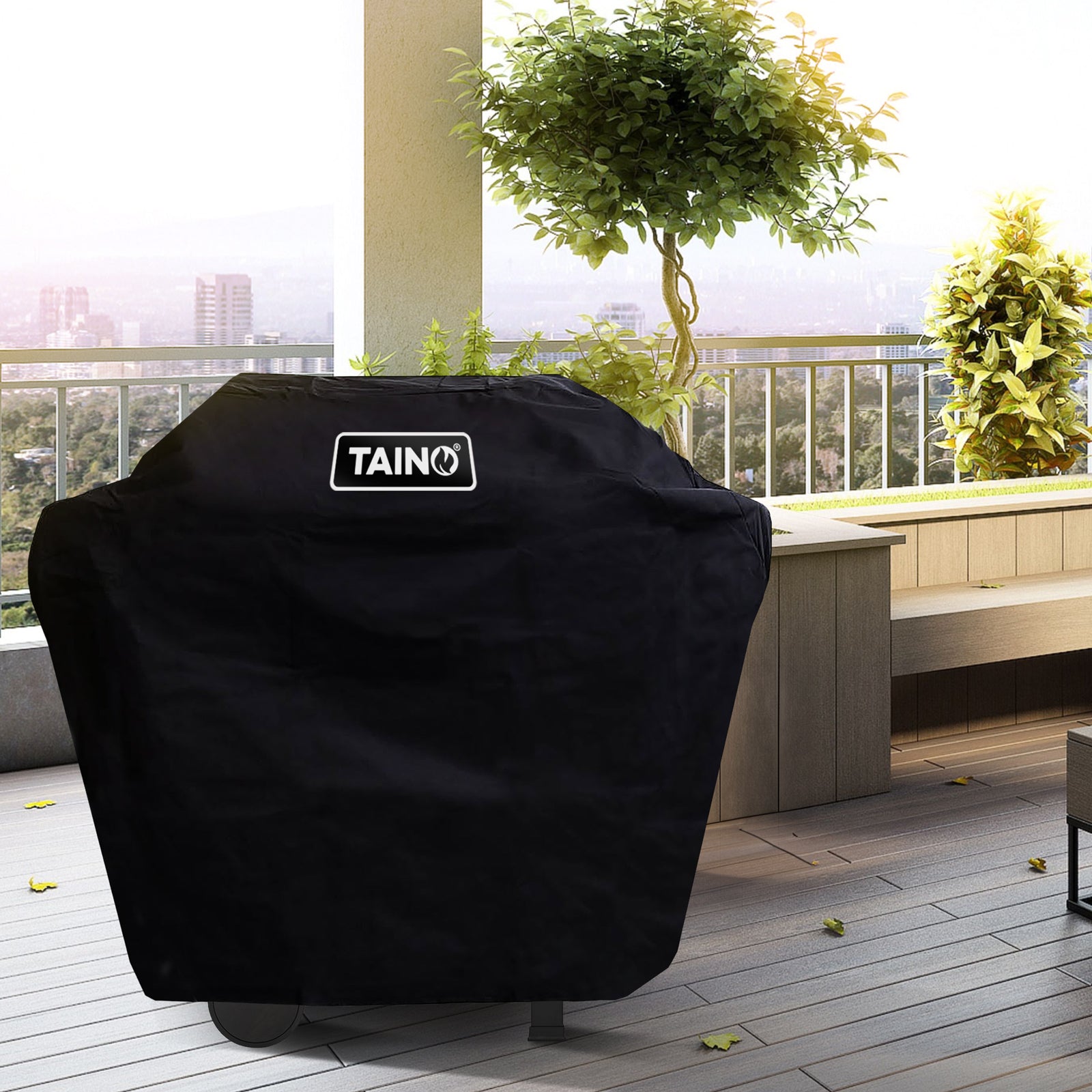 AINO COMPACT 3+0 Gasgrill mit Abdeckhaube geschützt auf einem Balkon mit Blick auf die Stadt