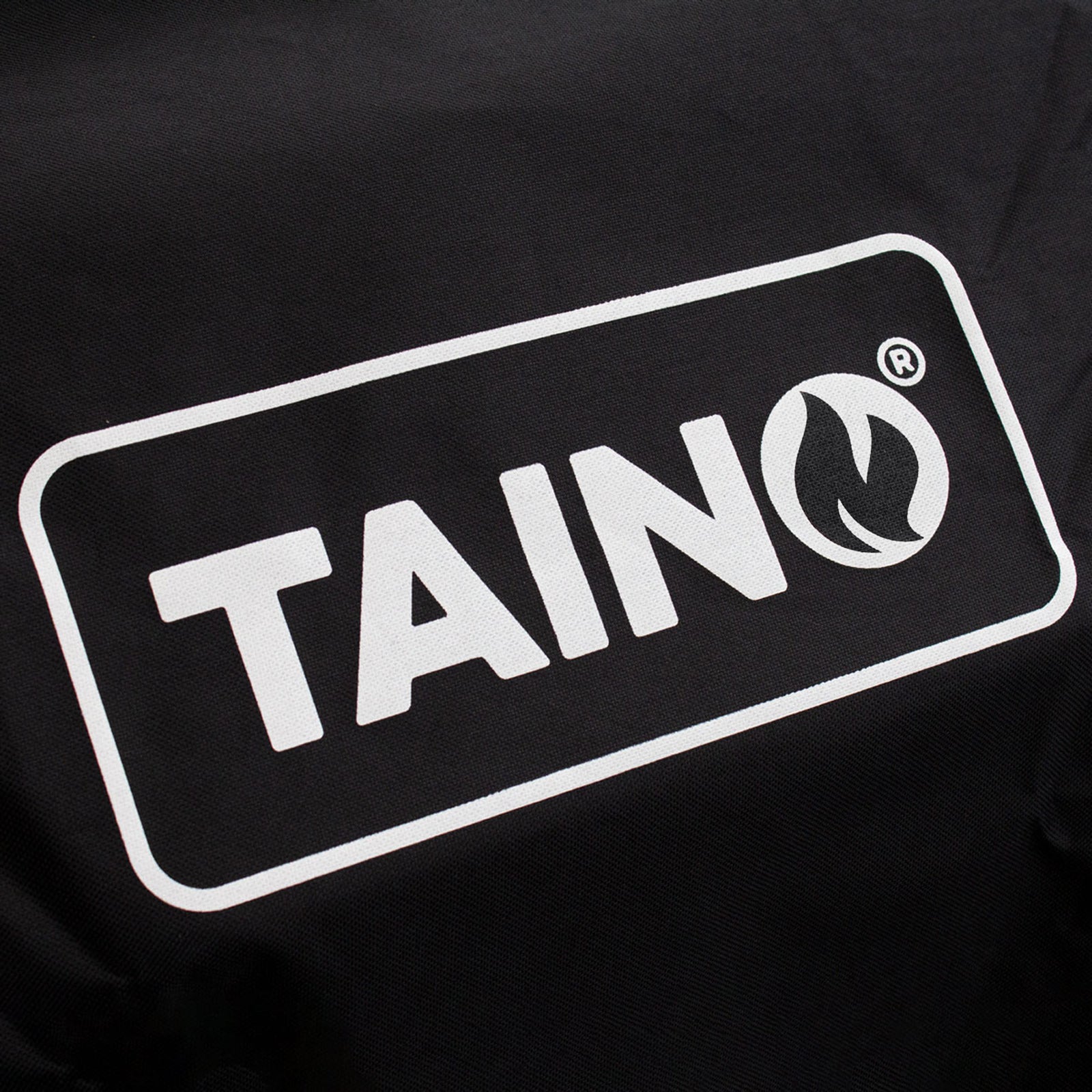 Weißes TAINO-Logo auf der Abdeckhaube